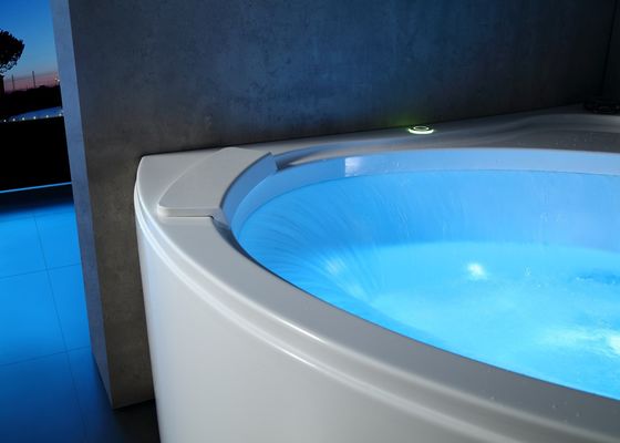 Outdoor Spa With 1550mm Circle Waterfall Massage
