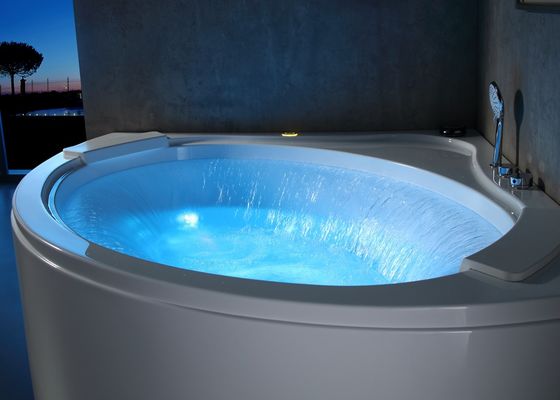 Outdoor Spa With 1550mm Circle Waterfall Massage